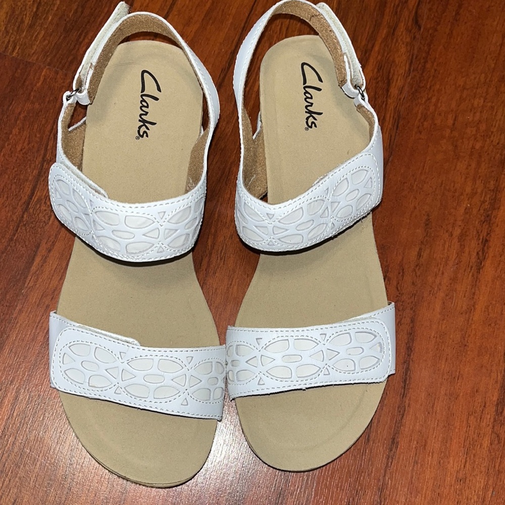 NWOT Clarks Bendables Womens Ankle Strap Sandals White Adjustable CutOut Wedge 9